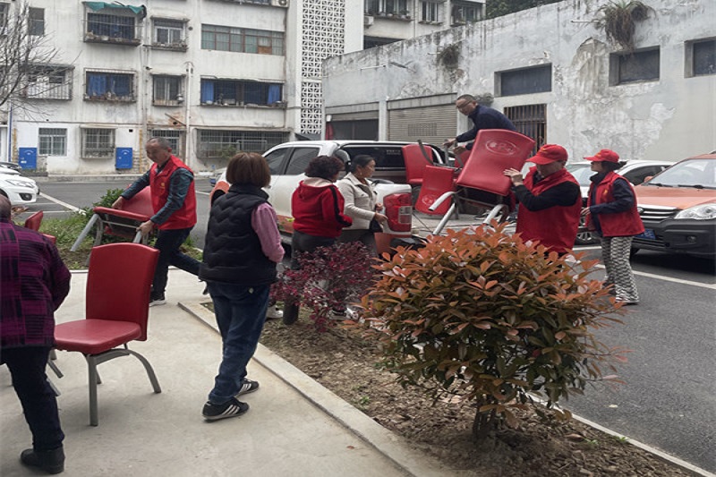 我為群眾辦實事||黨建引領(lǐng)送溫暖，愛心座椅進社區(qū)